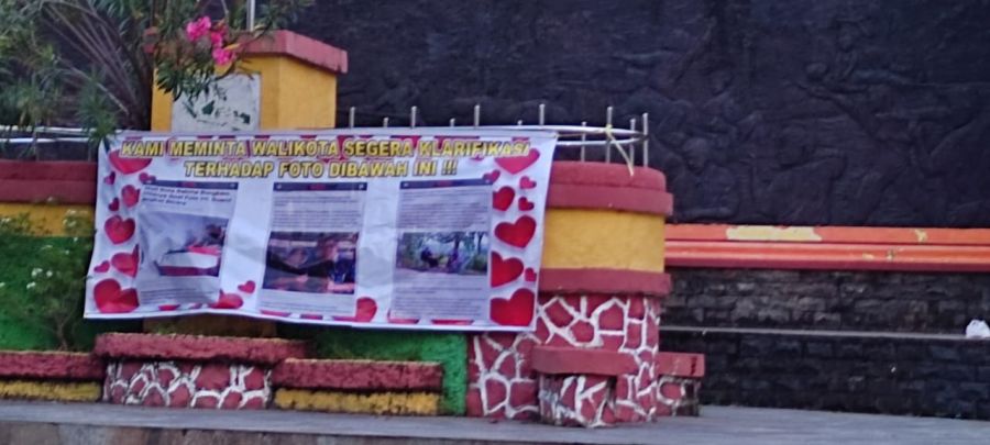 Beredar Spanduk Tuntutan Masyarakat Tentang Dugaan Foto Skandal Walikota Tanjungpinang
