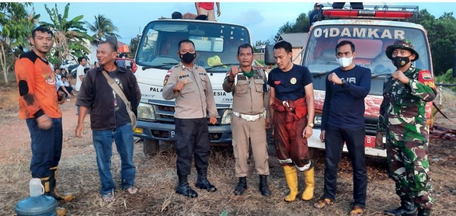 Api Melahap Hutan di Kecamatan Bintan Timur, Tim damkar tetap berjibaku padamkan api