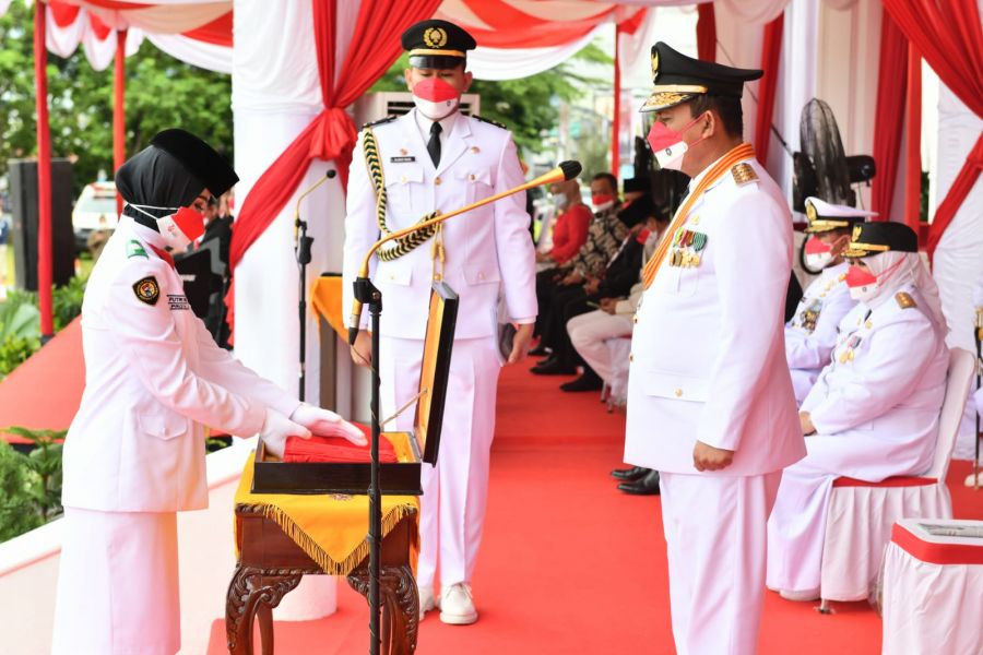 Bertindak Sebagai Inspektur Upacara, Gubernur Ansar Pimpin Upacara HUT RI 76
