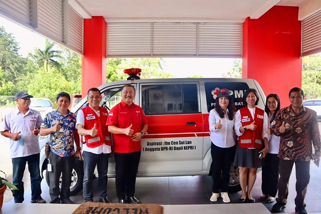 CSL Jadi Anggota DPR RI Asal Kepri Pertama Yang Serahkan Ambulans Untuk PMI