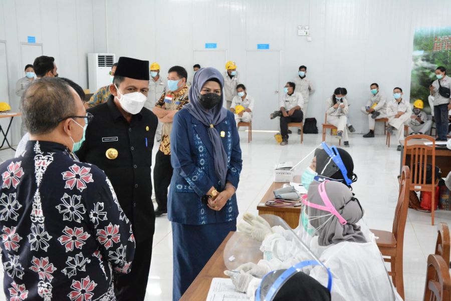 Gubernur Ansar Ahmad Tinjau Pelaksanaan Vaksinasi Mandiri PT. BAI