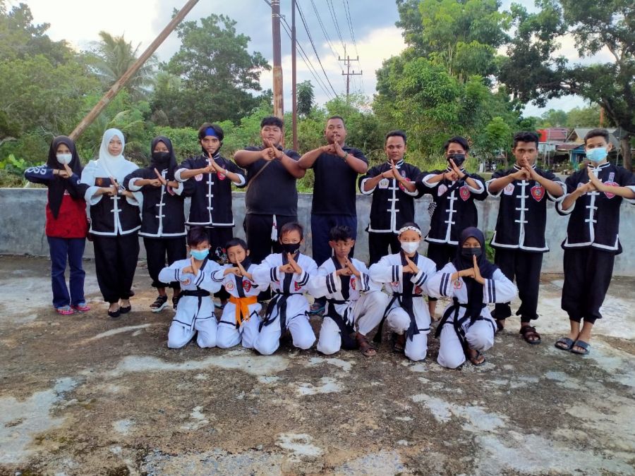 Indahnya Berbagi Di Bulan Ramadhan, Kapolres Karimun Langsung bagi Takjil Dan Sembako
