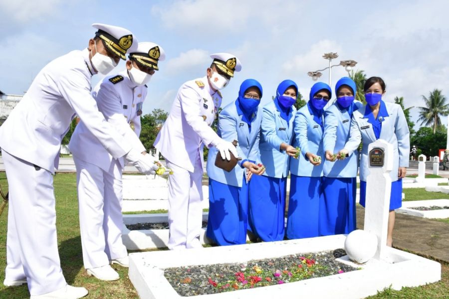 Jelang HUT TNI - 76, Danlantamal IV Hadiri Upacara Ziarah Makam Pahlawan