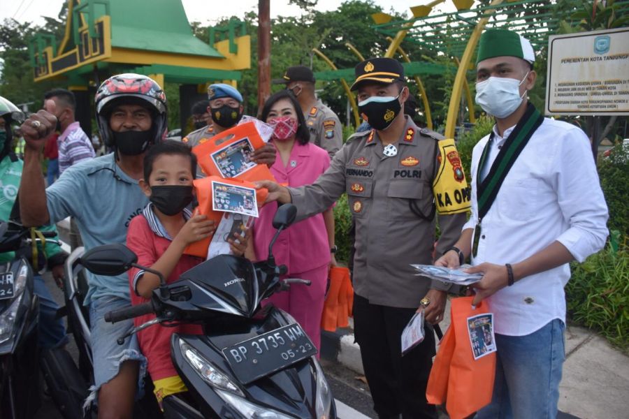 Kapolres Tanjungpinang Bersama Bhayangkari dan HMI Bagi Takjil dan Masker