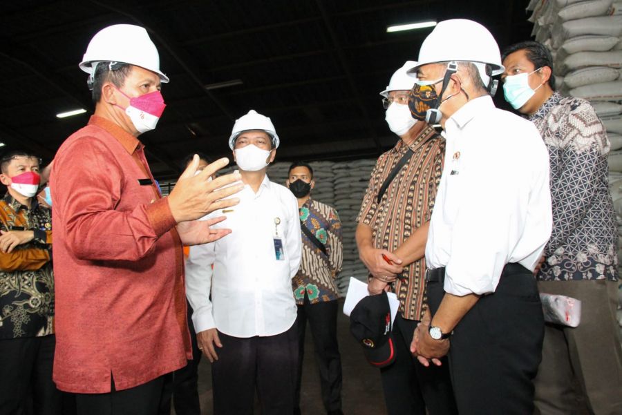 Kedatangan Menko Bidang PMK RI di Bandara RHF Disambut Danlantamal IV