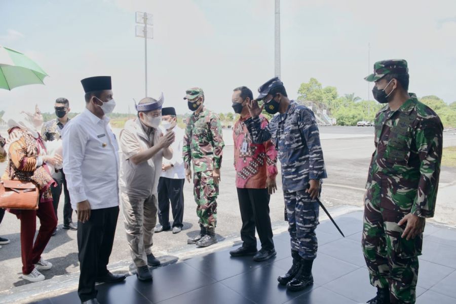 Kedatangan Menteri PPN RI Di Bandara RHF Di Sambut Oleh Danlantamal IV