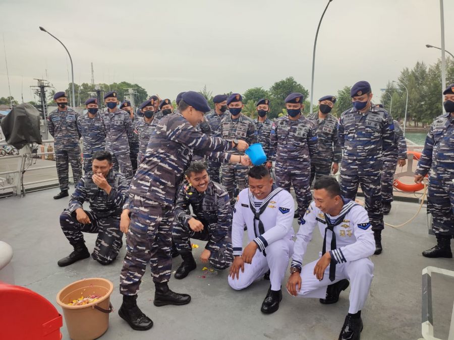 Lima Prajurit KRI LEPU 861 Satrol Lantamal IV Resmi Naik Pangkat