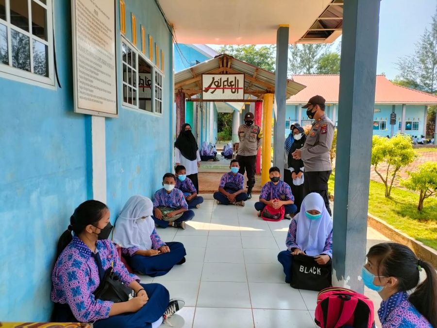 Pembelajaran Tatap Muka Dilaksanakan, Polsek Bintan Timur Cek Prokes di Sekolah