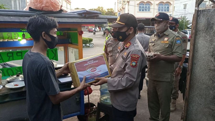 Polres Bintan Berikan Sembako Kepada Warga Terdampak Pengetatan PPKM