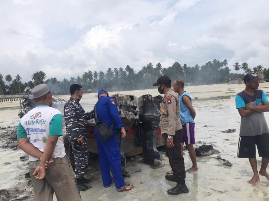 Pos TNI AL Penuba Bantu Evakuasi Korban Kebakaran Kapal Laut
