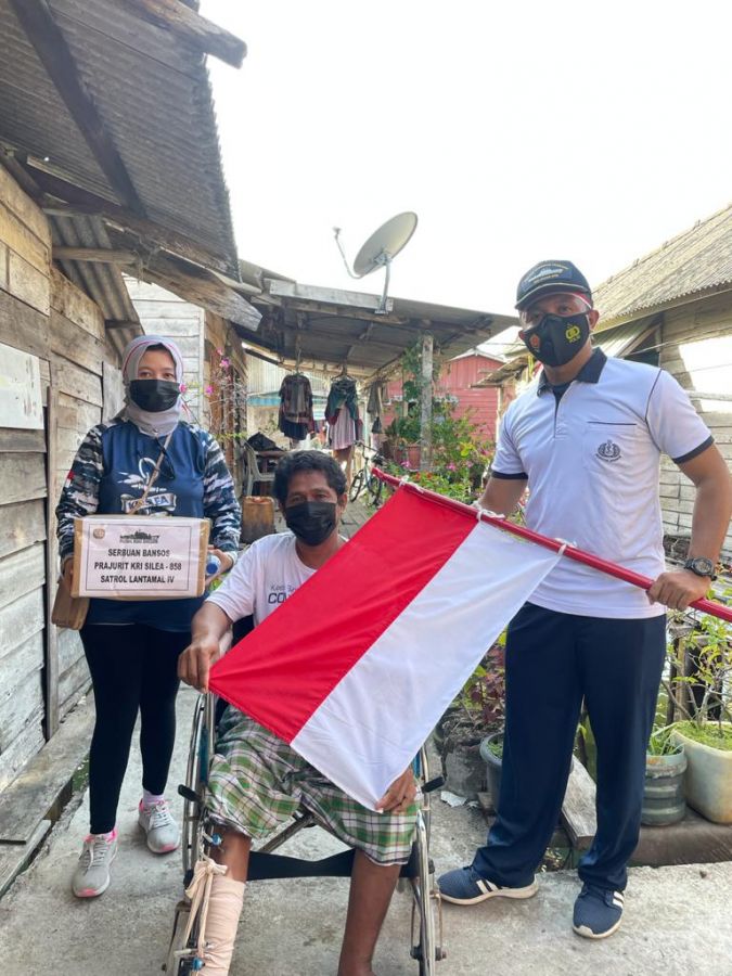 Sambut HUT RI  76, KRI  SILEA-858 Bagi sembako dan Bendera Merah Putih