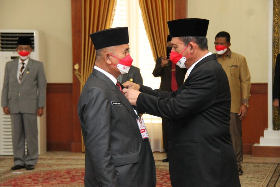 Satyalancana Karya Satya Disematkan Gubernur Ansar Kepada ASN Berprestasi