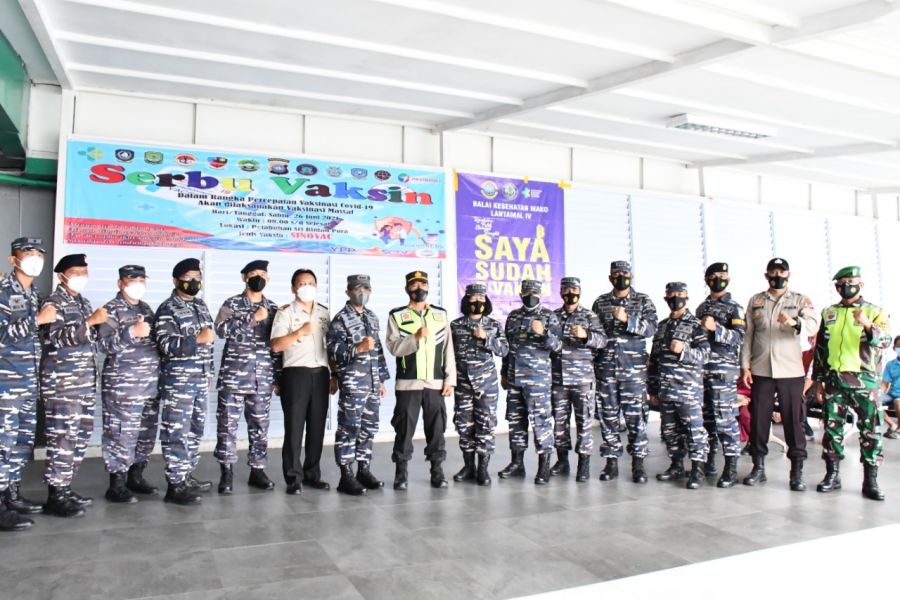 Serbuan Vaksinasi TNI AL Dipelabuhan Sri Bintan Pura, Ditinjau Wadanlantamal IV