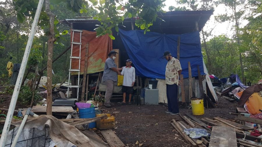 Tinggal Digubuk Berdinding Terpal, Warga Ini Tetap Tabah Menjalani Kehidupan