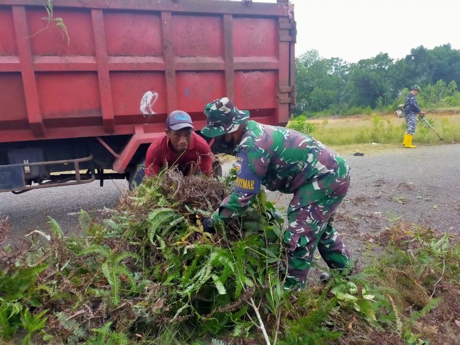 Tingkatkan Kebersihan Lingkungan BABINPOTMAR Goro Bersama Masyarakat KBN