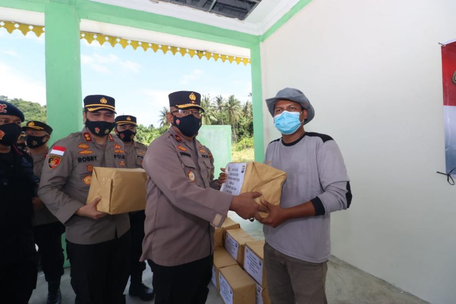 Tinjau Pulau Terluar. Wakapolda Kepri Beri Bantuan Sosial.