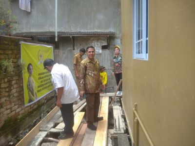4 Pelantar Warga di Kelurahan Kamboja Diperbaiki Cen Sui Lan